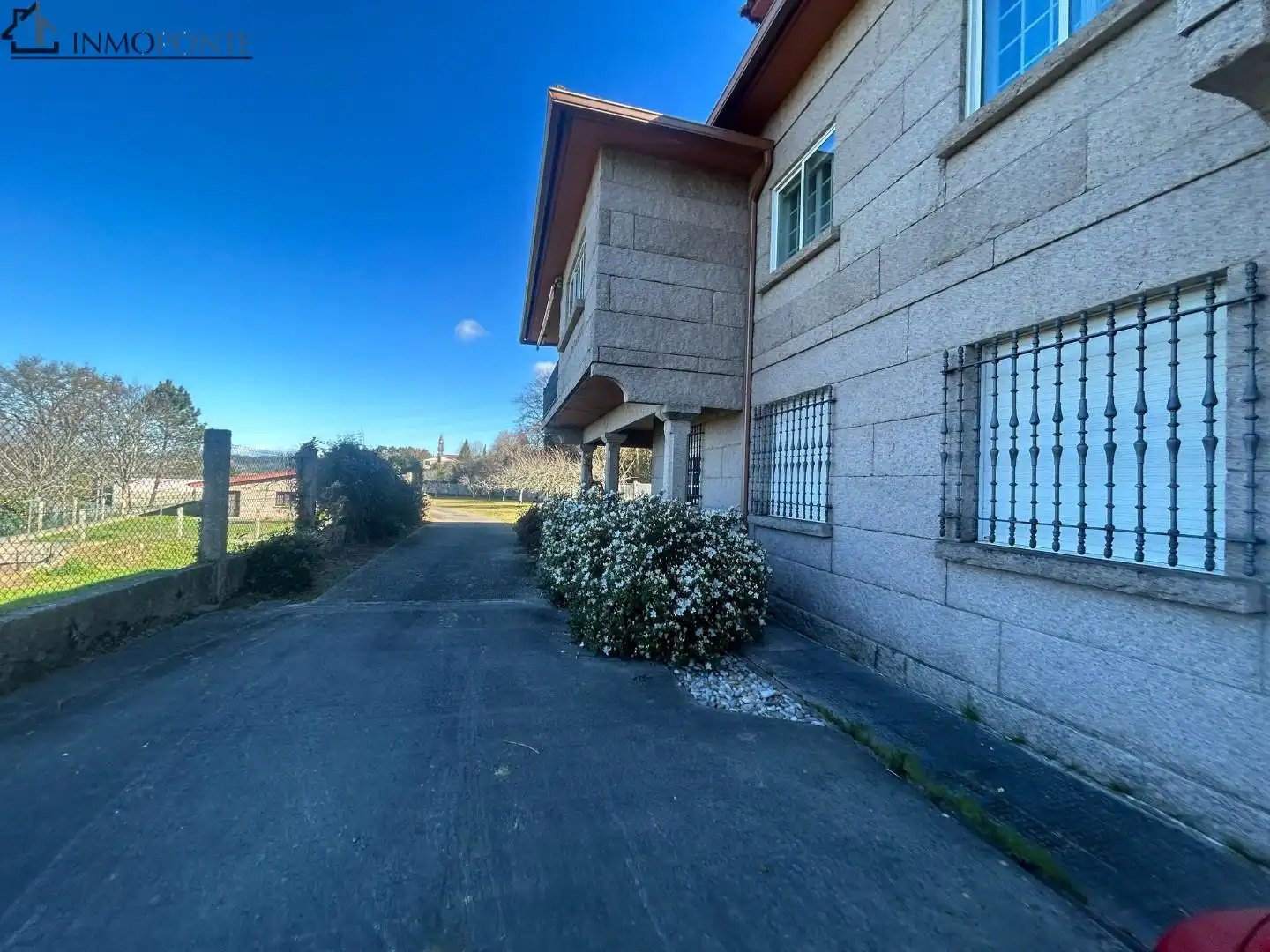 Vista exterior de Casa o xalet en venda en Pontevedra Capital  amb Calefacció, Jardí privat i Terrassa
