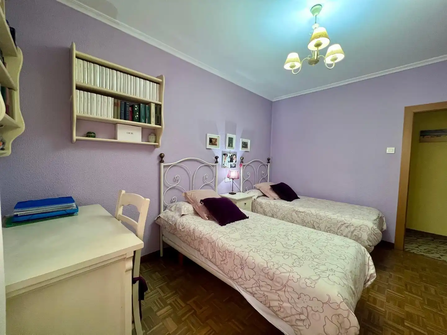 Dormitori de Casa o xalet en venda en Oviedo  amb Calefacció i Traster