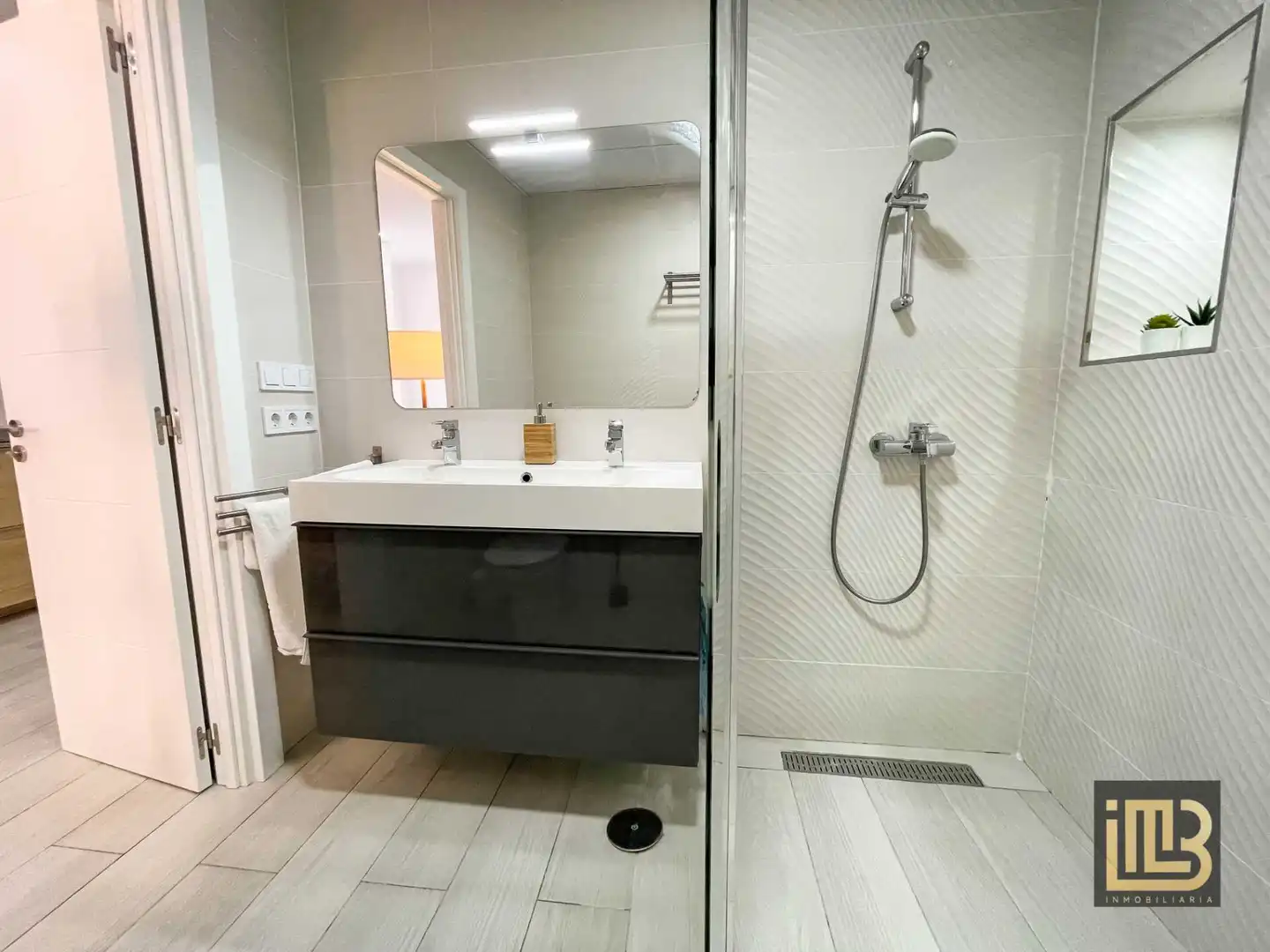 Baño de Piso en venta en Málaga con Aire acondicionado, Microondas y TV