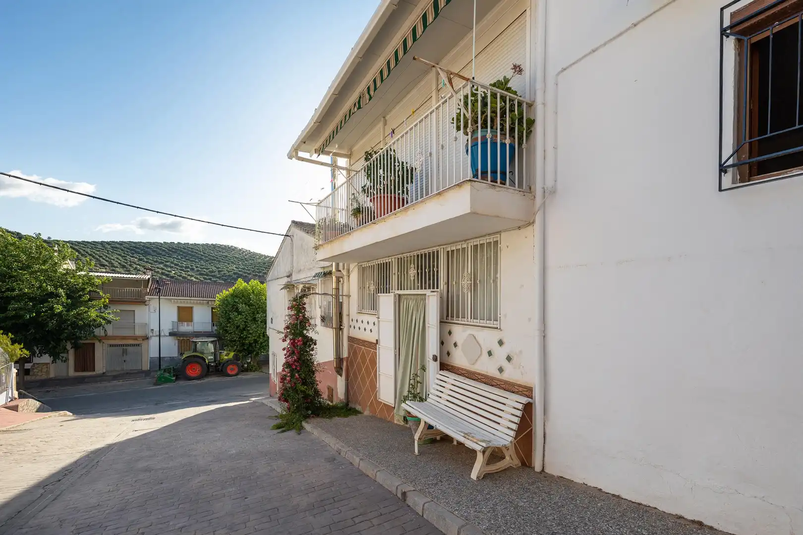 Außenansicht von Einfamilien-Reihenhaus zum Verkauf in Benalúa de las Villas mit Balkon