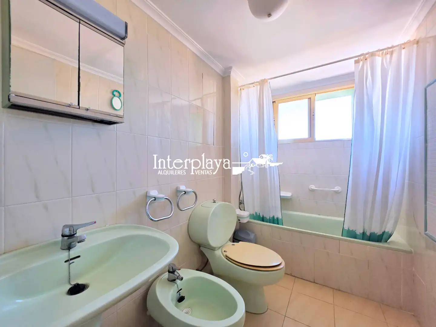 Baño de Apartamento en venta en La Manga del Mar Menor con Aire acondicionado, Terraza y Amueblado