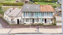 Vista exterior de Casa o xalet en venda en Castrillón amb Jardí privat