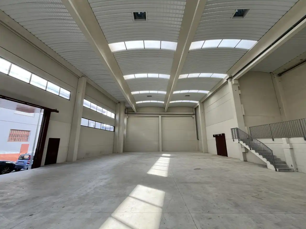 Vista exterior de Nau industrial de lloguer en Cerdanyola del Vallès amb Alarma