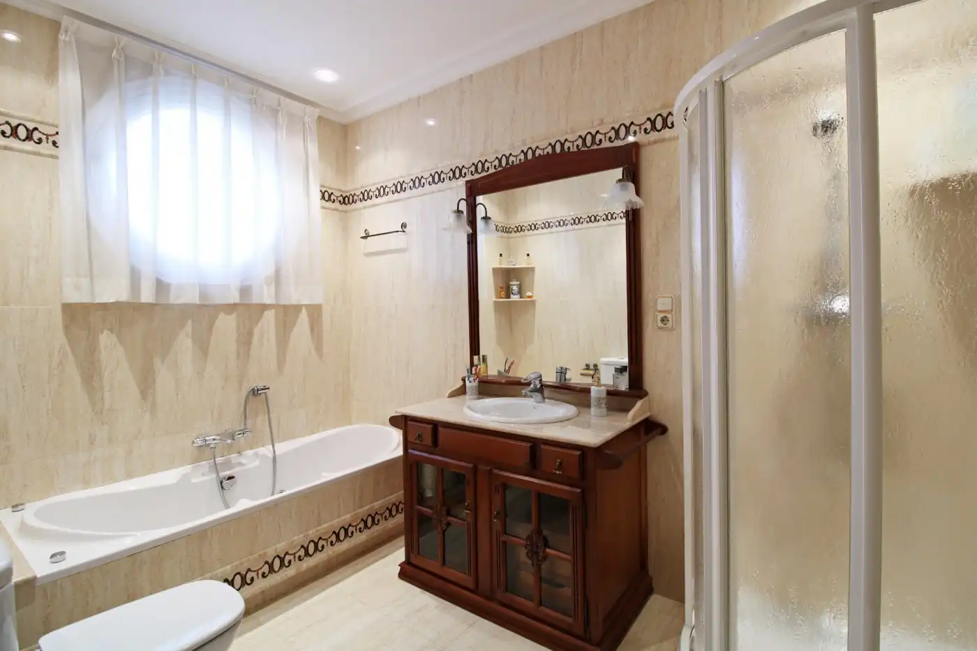 Bany de Casa o xalet en venda en Elche / Elx amb Jardí privat, Terrassa i Traster