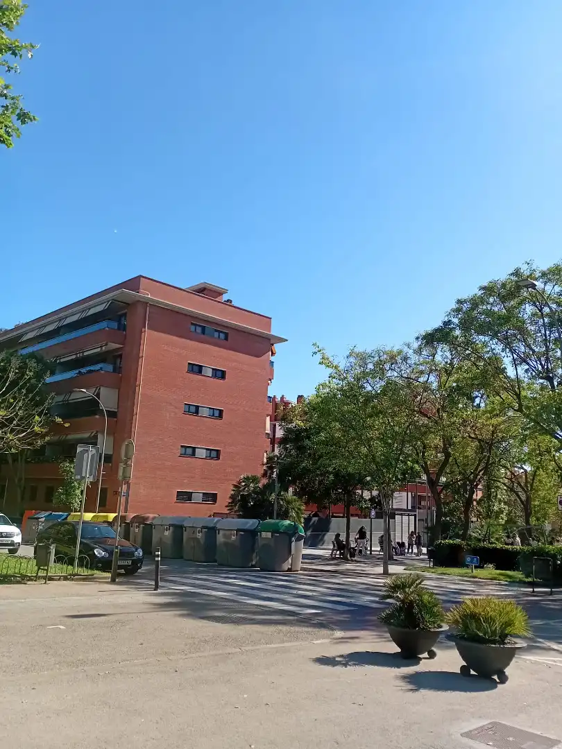 Exterior view of Commercial properties for sale in Esplugues de Llobregat