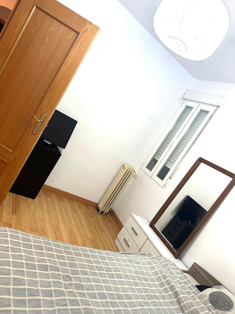 Bedroom of Flat to share in  Madrid Capital  with Heating, Furnished and Oven