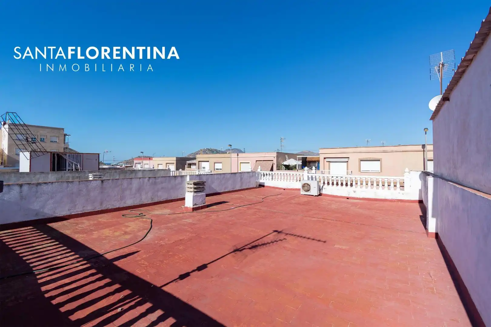 Vista exterior de Casa adosada en venda en Cartagena amb Aire condicionat, Jardí privat i Terrassa
