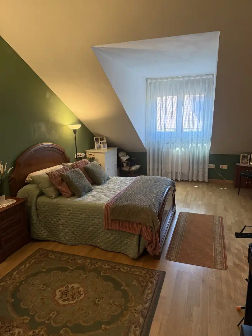Dormitori de Casa adosada en venda en Gijón  amb Calefacció, Parquet i Moblat