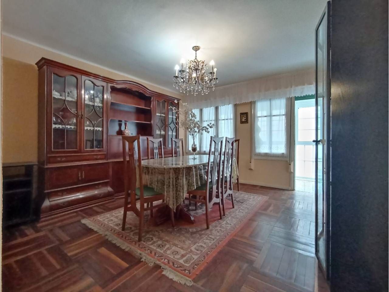 Menjador de Pis en venda en Burgos Capital amb Calefacció, Parquet i Terrassa