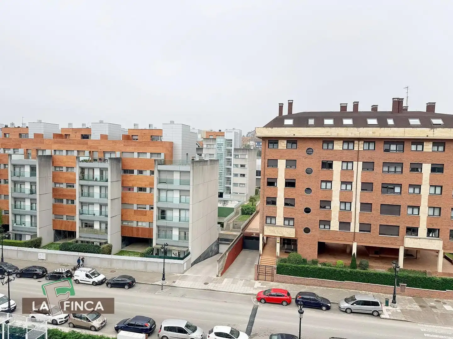 Vista exterior de Àtic en venda en Oviedo  amb Calefacció, Parquet i Terrassa