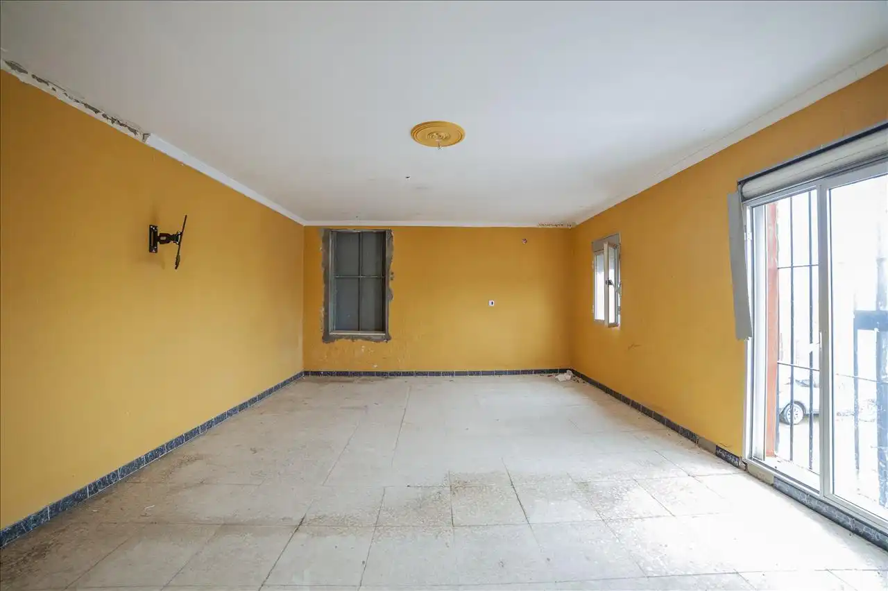 Casa adosada en venta en Lora del Río con Trastero
