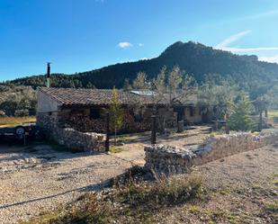 Vista exterior de Finca rústica en venda en Valderrobres amb Jardí privat, Parquet i Moblat