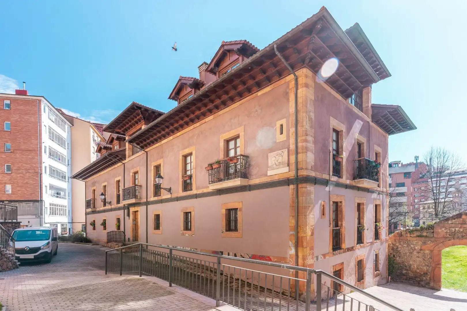 Vista exterior de Pis en venda en Oviedo  amb Calefacció, Moblat i Balcó