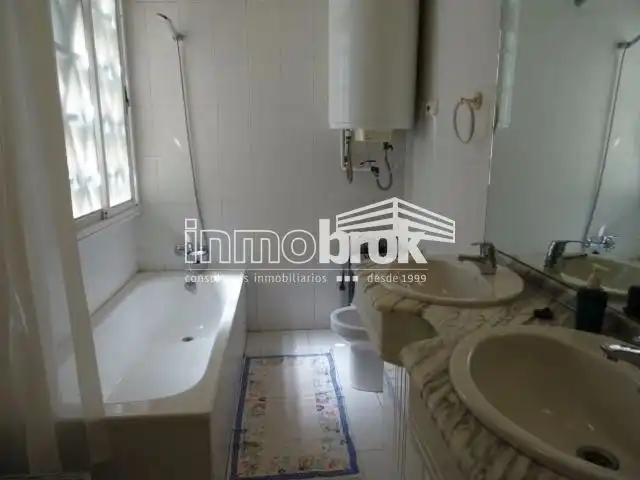 Badezimmer von Wohnung zur Miete in Marbella mit Klimaanlage, Terrasse und Schwimmbad
