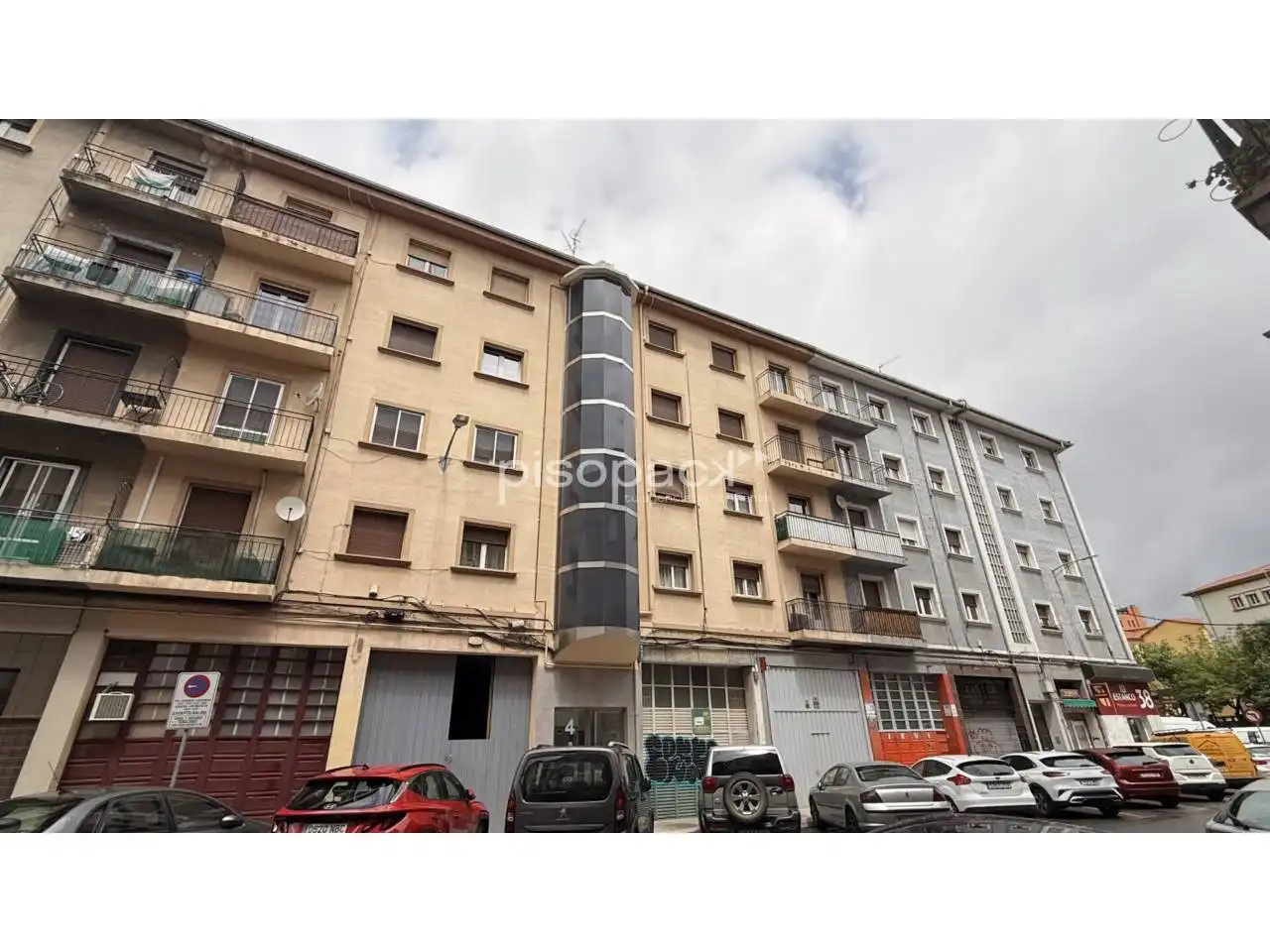 Außenansicht von Wohnung zum Verkauf in  Pamplona / Iruña mit Heizung, Terrasse und Balkon