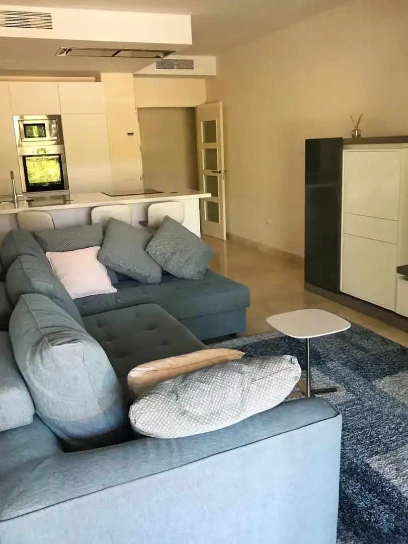 Sala d'estar de Planta baixa de lloguer en Benahavís amb Aire condicionat, Terrassa i Moblat