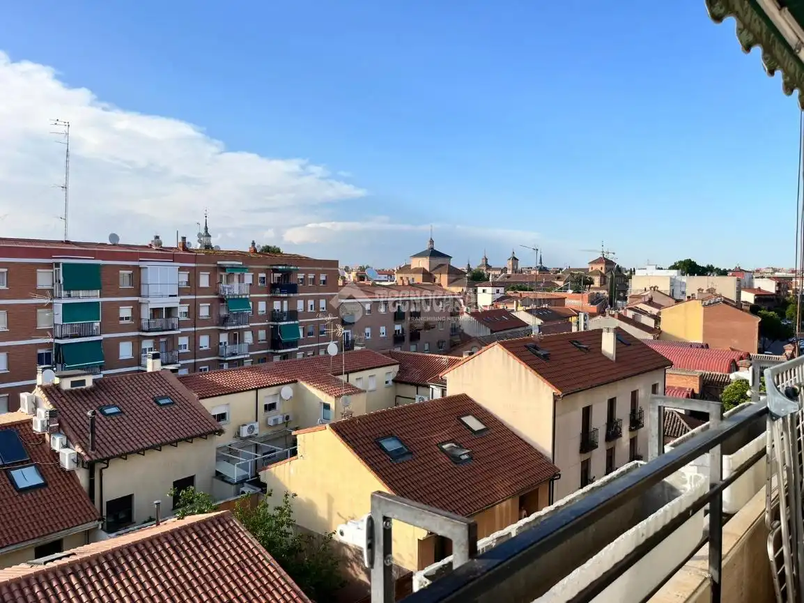 Vista exterior de Piso en venta en Alcalá de Henares con Aire acondicionado, Calefacción y Terraza