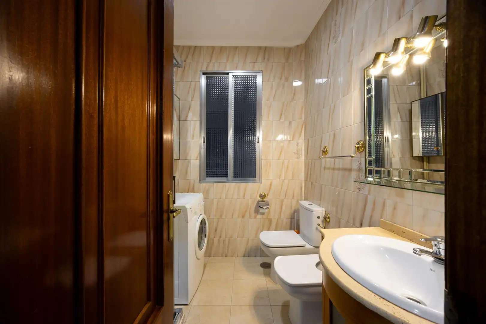 Bathroom of Flat for sale in Madrid  with Parquet flooring