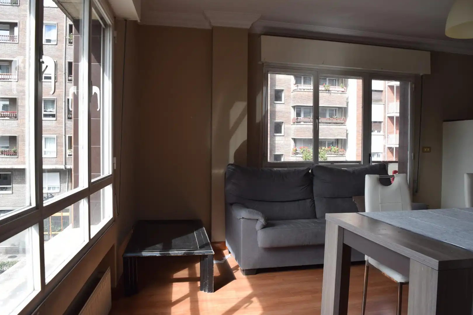 Sala d'estar de Pis en venda en Oviedo  amb Calefacció, Parquet i Traster