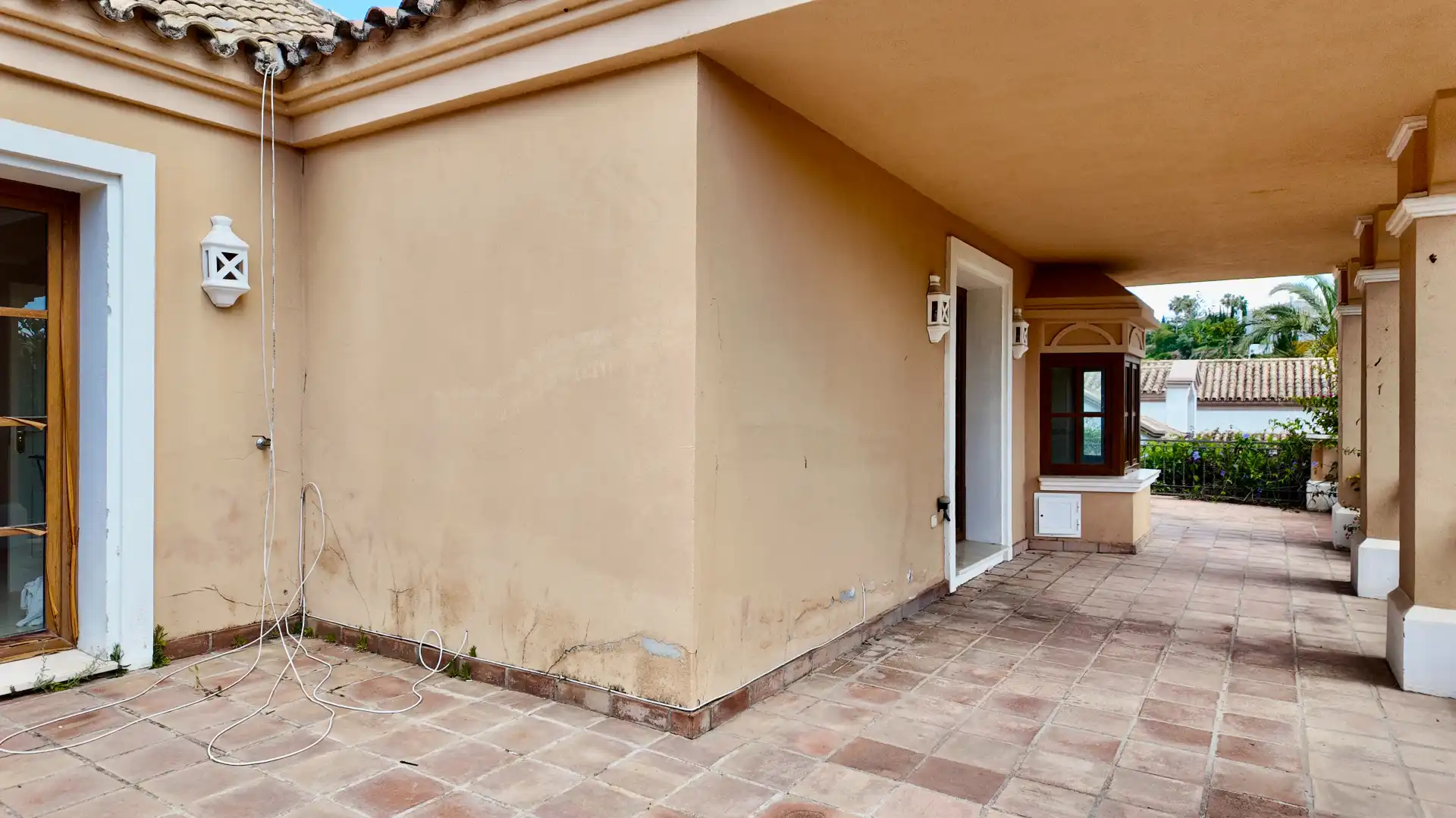 Vista exterior de Casa o xalet en venda en Estepona amb Jardí privat, Terrassa i Traster