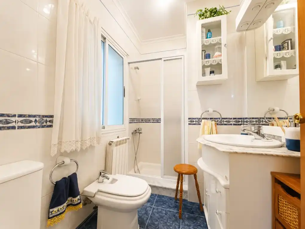 Baño de Piso en venta en Ribadesella con Calefacción y Trastero