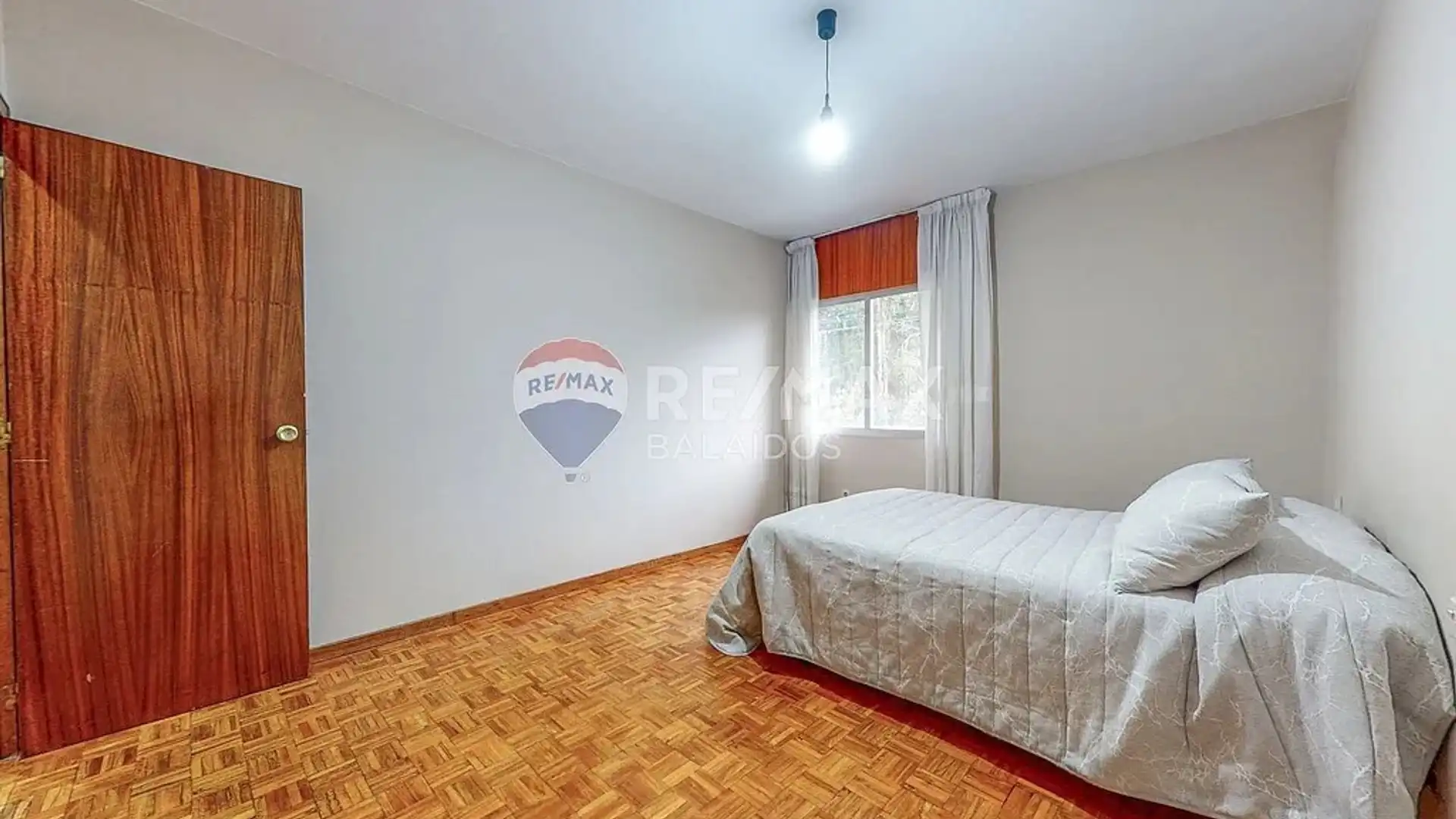 Dormitori de Pis en venda en Pontevedra Capital  amb Parquet, Terrassa i Traster