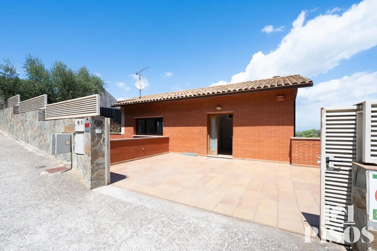 Vista exterior de Casa o xalet en venda en Población de Arroyo amb Aire condicionat, Calefacció i Jardí privat