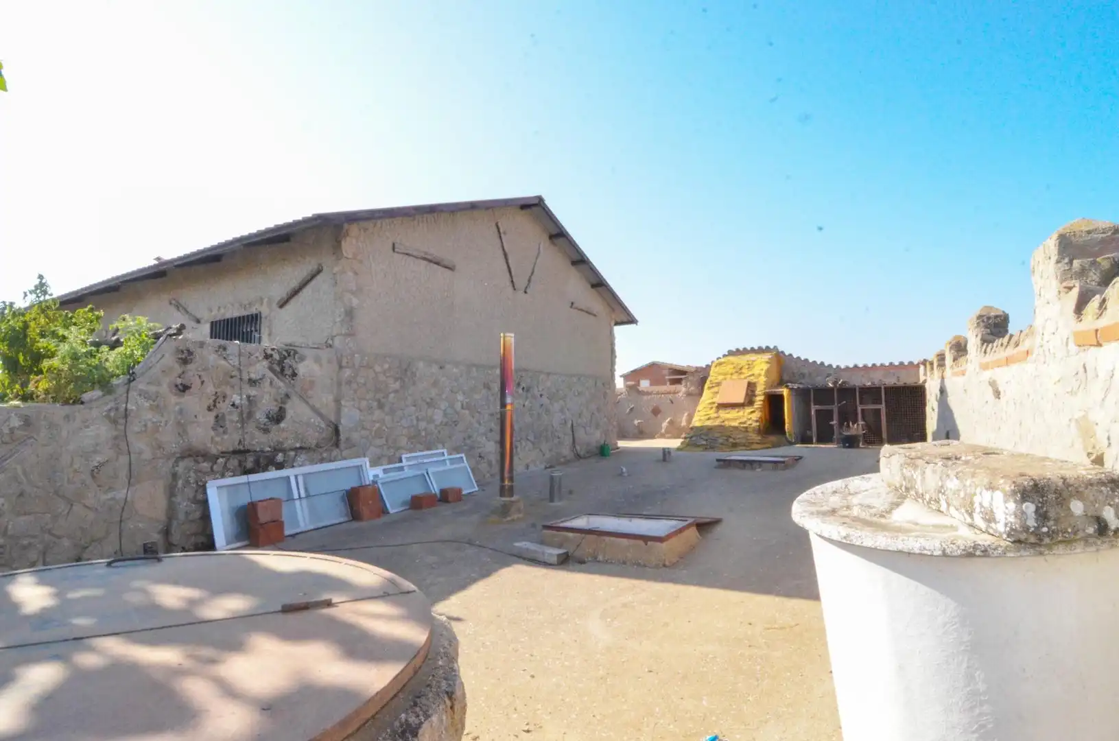 Exterior view of Industrial buildings for sale in Calvarrasa de Arriba
