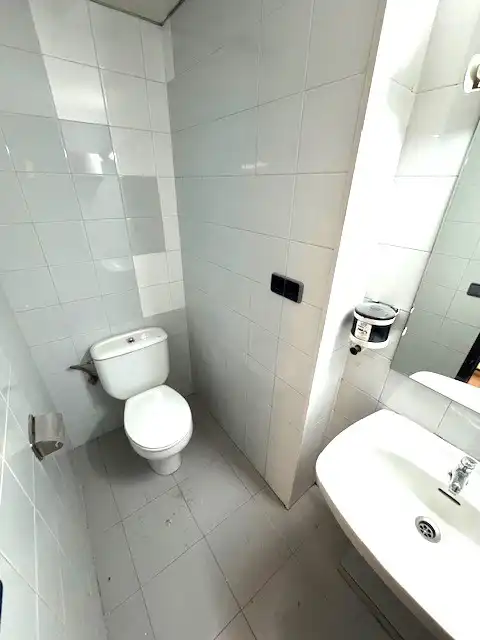Bathroom of Commercial properties for rent in Girona