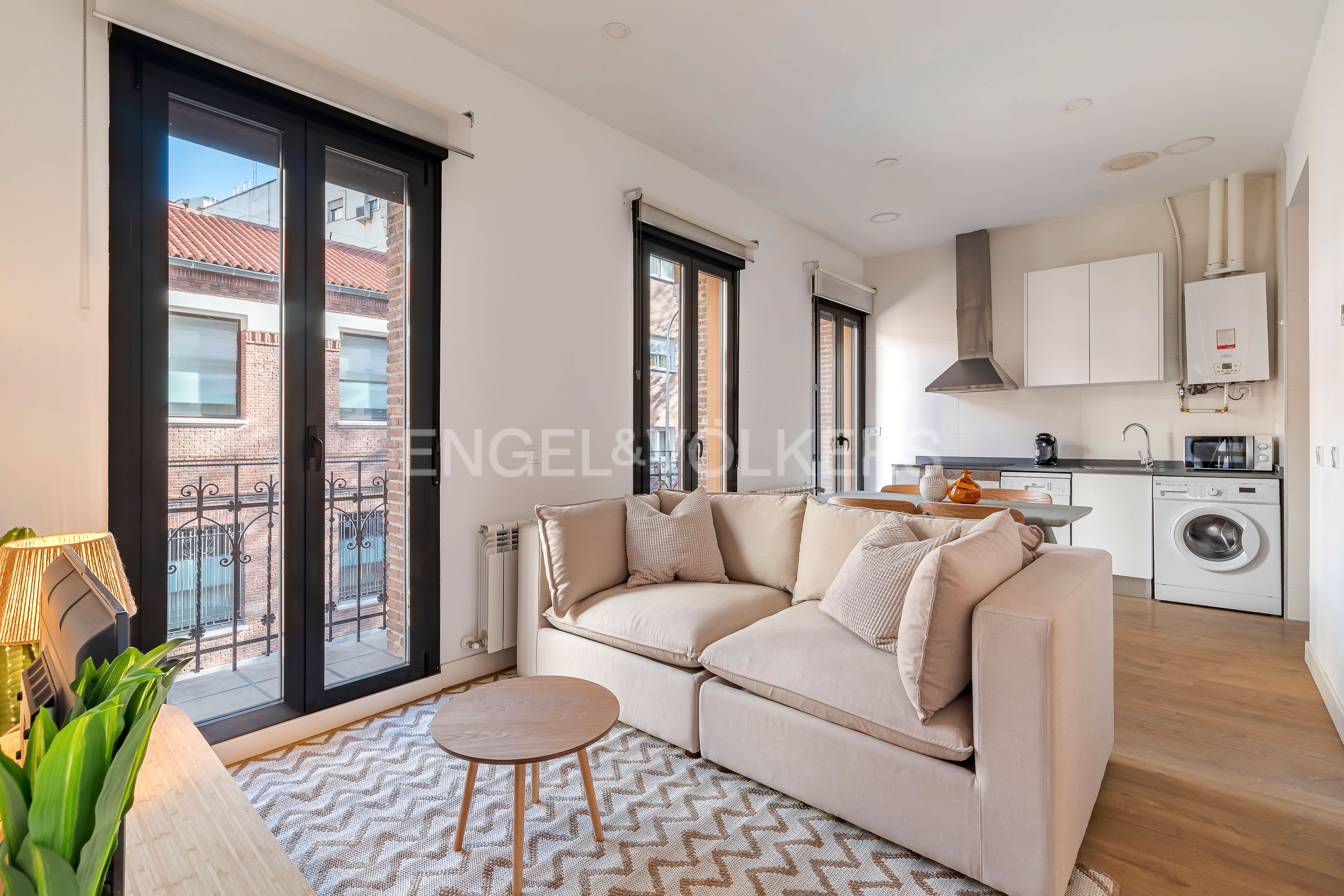 Sala d'estar de Apartament de lloguer en  Madrid Capital amb Aire condicionat, Calefacció i Moblat