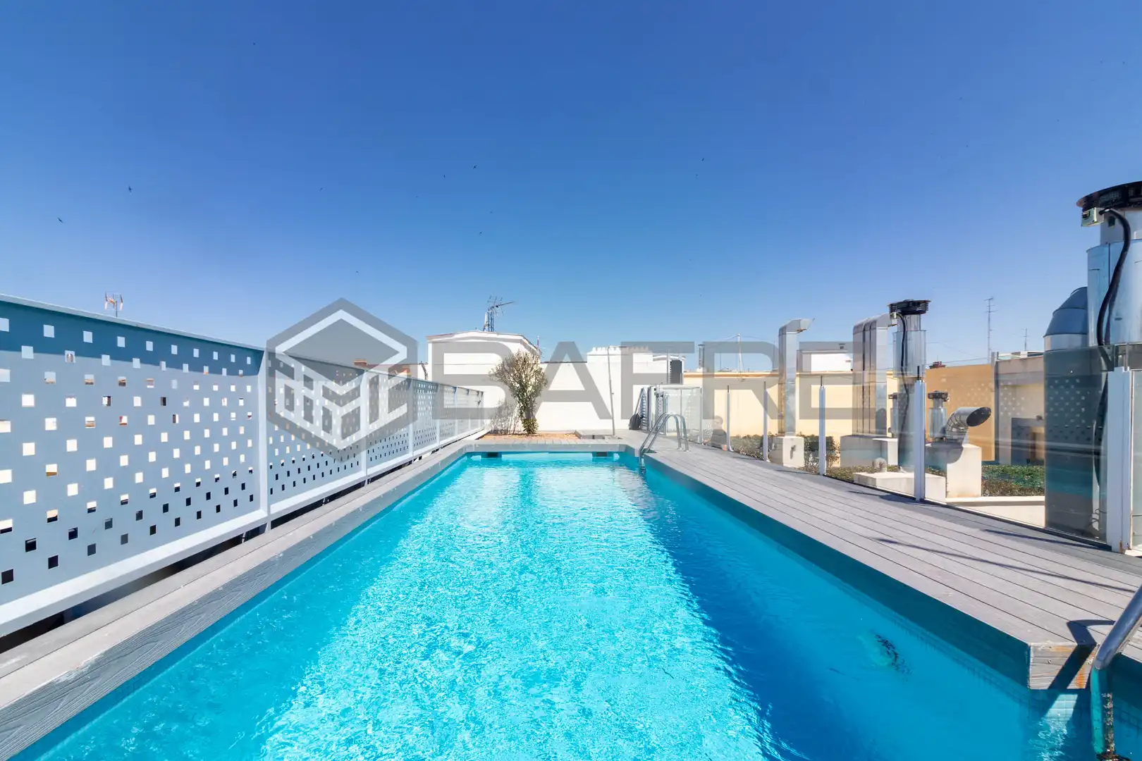Schwimmbecken von Wohnung zum Verkauf in Madrid mit Klimaanlage, Heizung und Privatgarten