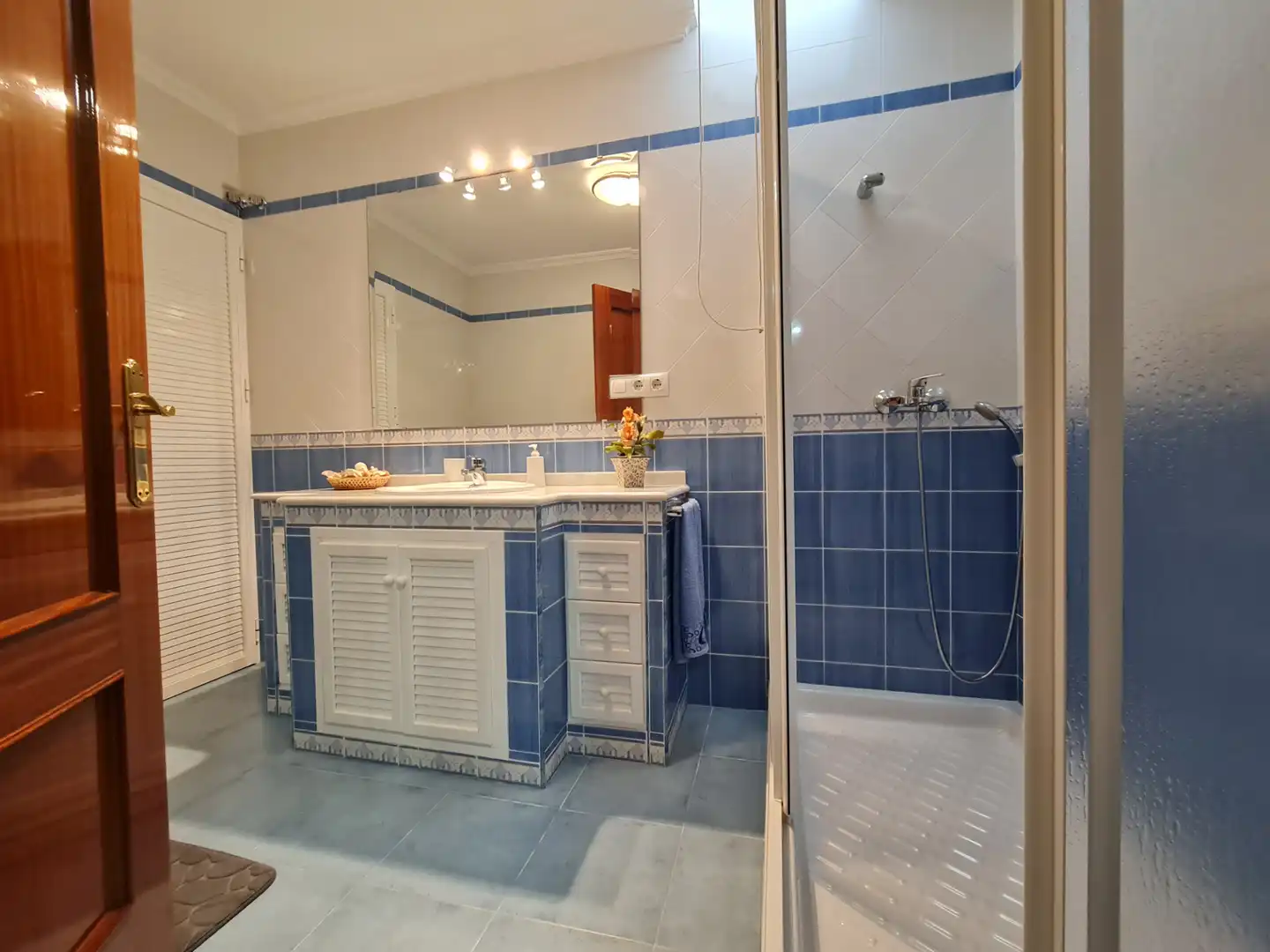 Bathroom of Houses for sale in Camas  with Air Conditioner, Terrace and Storage room