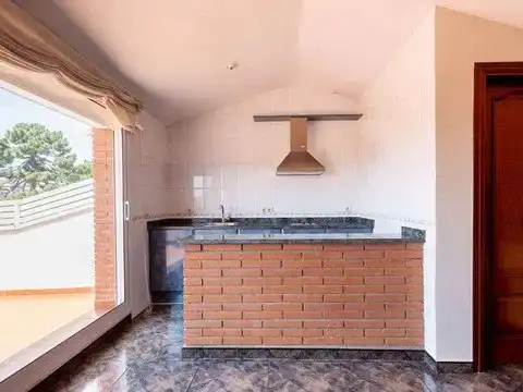 Casa aparellada amb terrassa en venda a Carrer Puigmal, imagen 43
