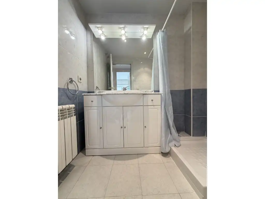 Badezimmer von Wohnung zur Miete in Girona mit Klimaanlage, Ofen und Balkon