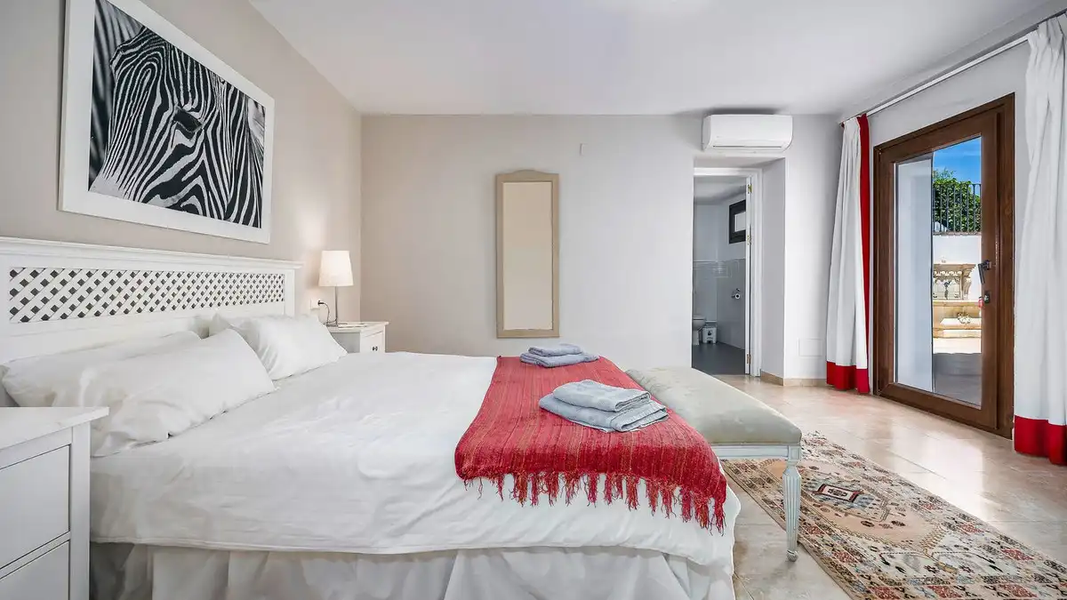 Bedroom of Houses for sale in Benahavís  with Air Conditioner, Private garden and Terrace