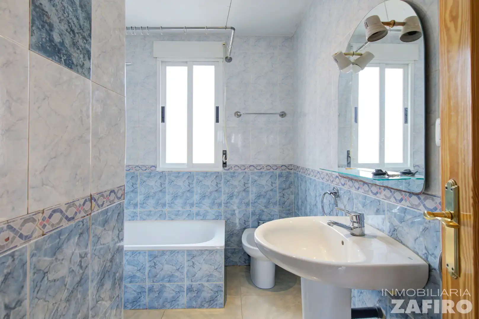 Baño de Casa adosada en venta en Las Gabias con Trastero y Balcón