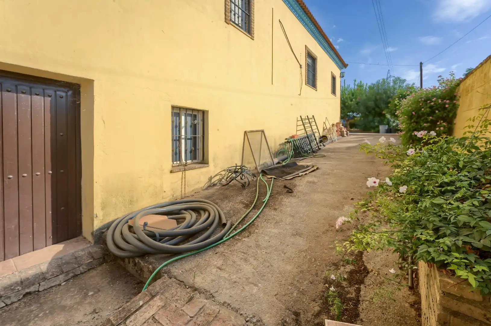 Vista exterior de Casa o chalet en venta en Sanlúcar la Mayor con Aire acondicionado, Calefacción y Jardín privado
