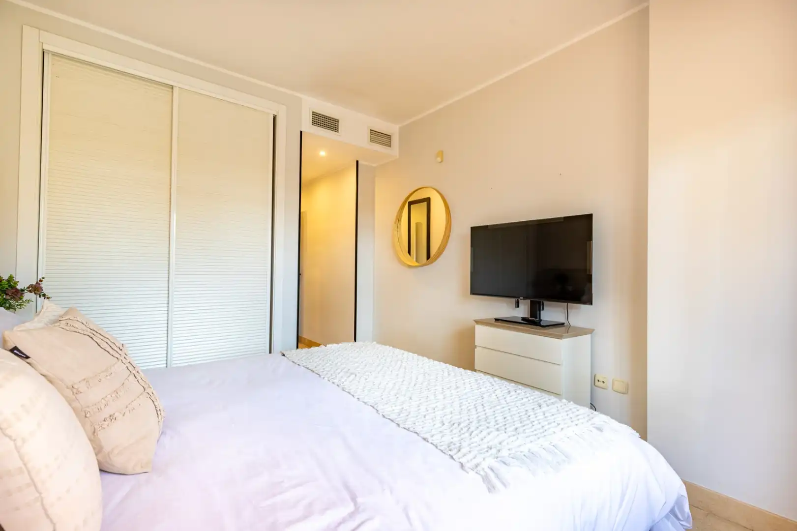 Schlafzimmer von Wohnungen zur Miete in Marbella mit Klimaanlage, Heizung und Terrasse