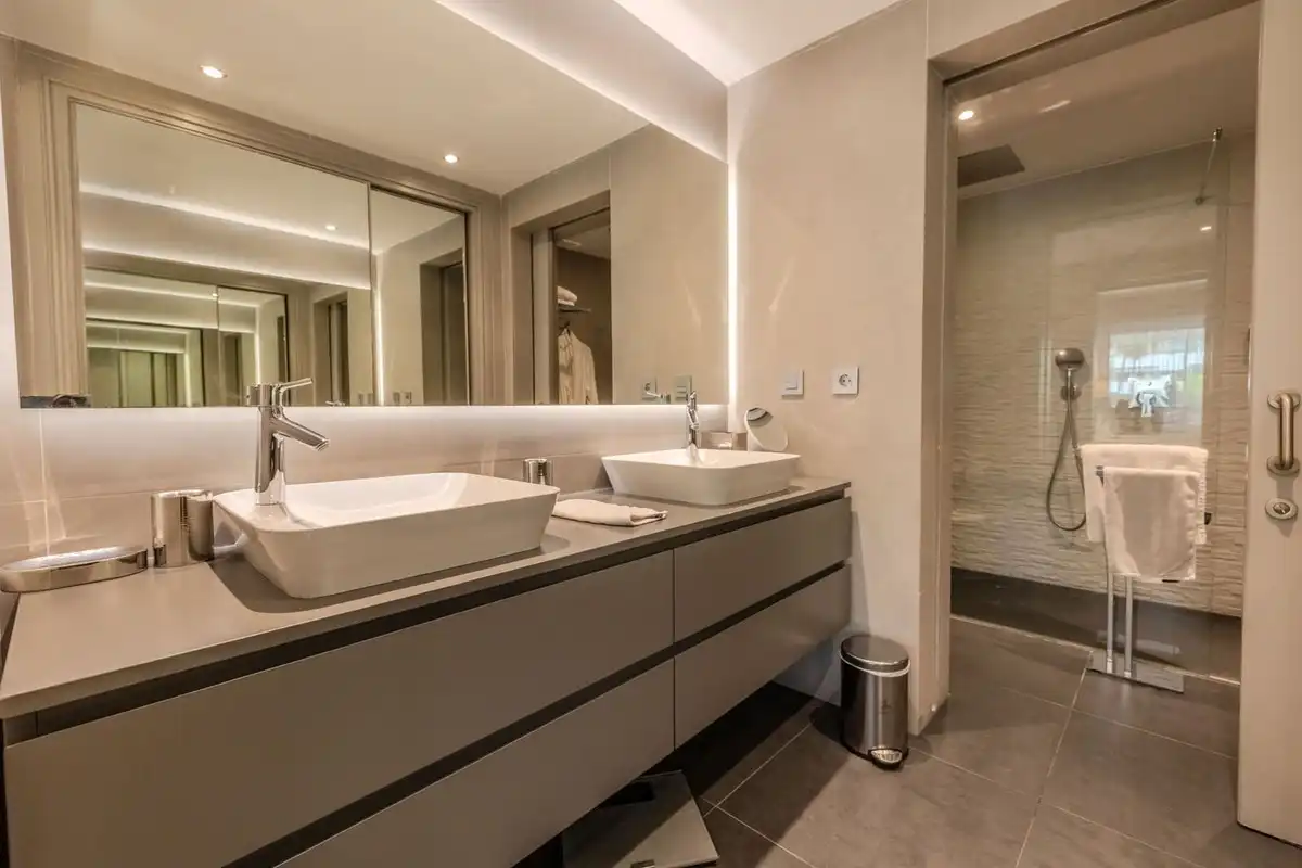 Badezimmer von Erdgeschoss zum Verkauf in Marbella mit Klimaanlage, Privatgarten und Terrasse