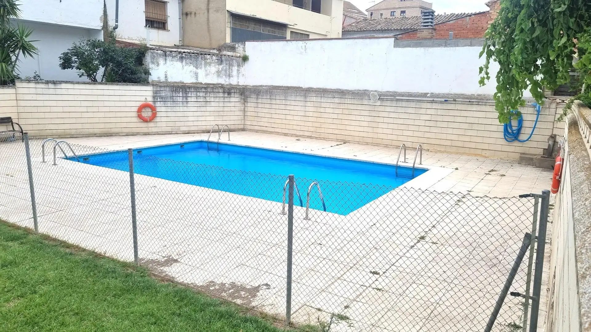 Schwimmbecken von Einfamilien-Reihenhaus zum Verkauf in Villanueva de Gállego mit Terrasse