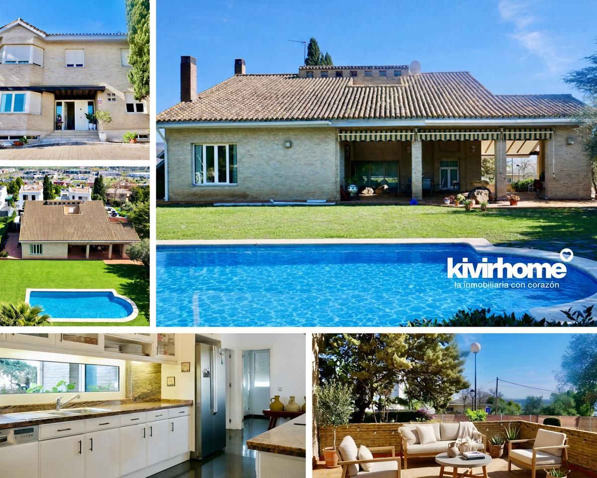 Vista exterior de Casa o xalet en venda en Tomares amb Aire condicionat, Jardí privat i Parquet