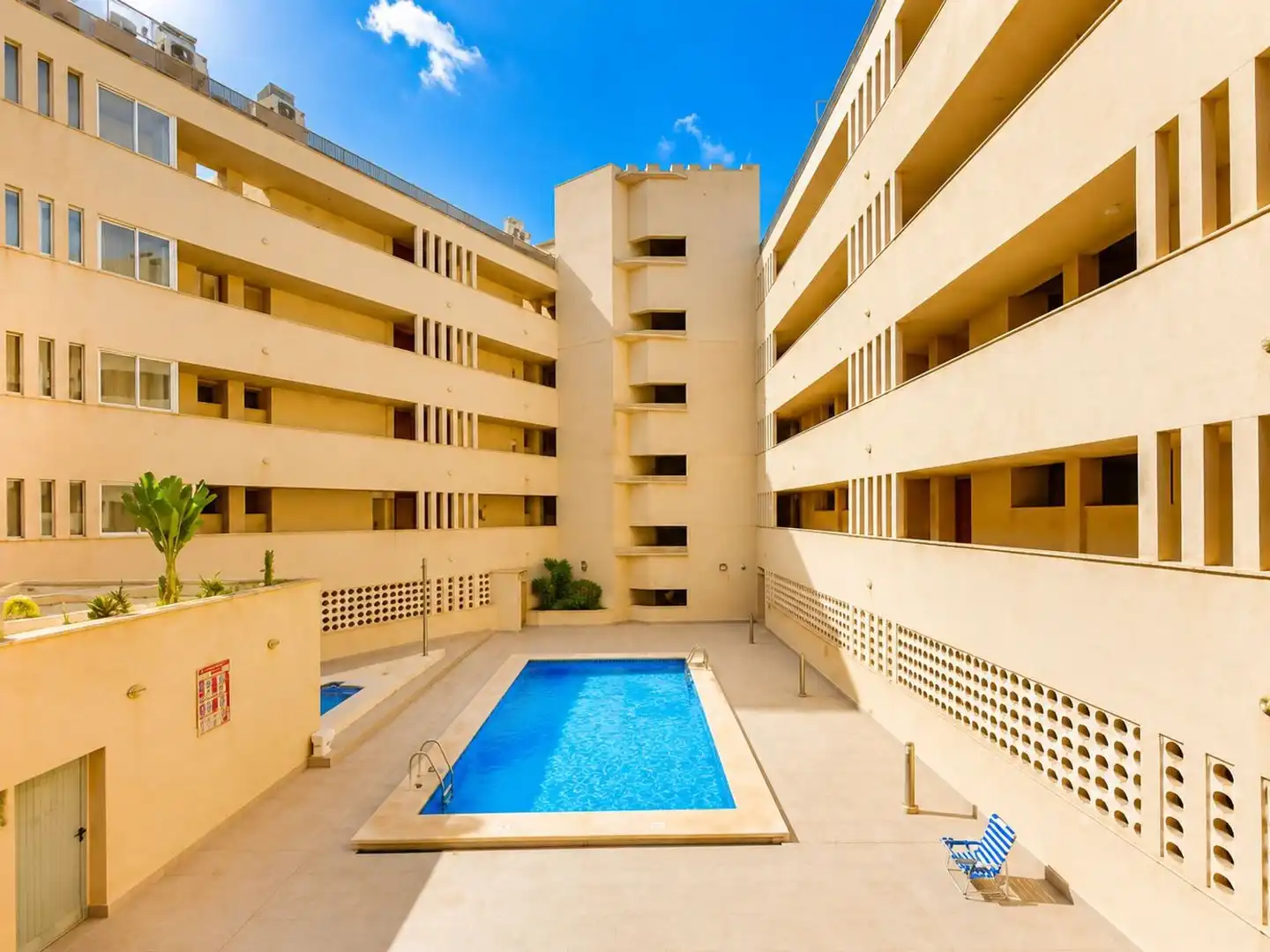 Piscina de Ático en venta en Torrevieja con Aire acondicionado, Terraza y Amueblado