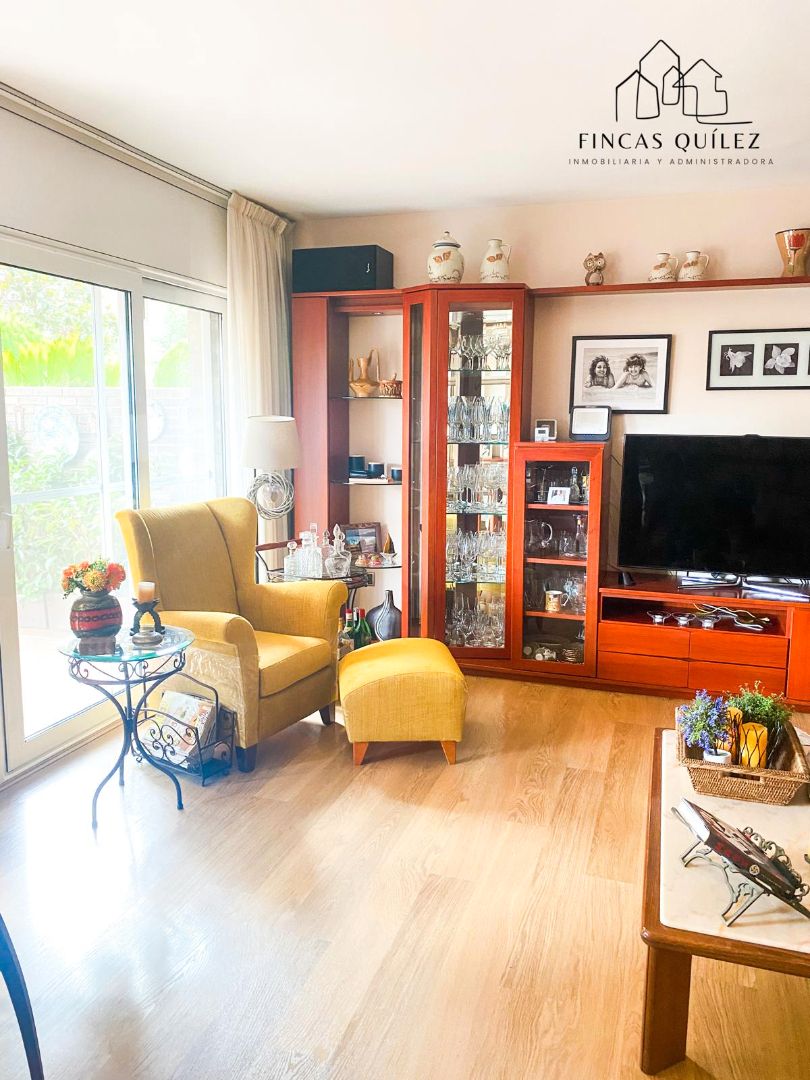 Sala d'estar de Casa adosada en venda en Cerdanyola del Vallès amb Aire condicionat, Calefacció i Parquet