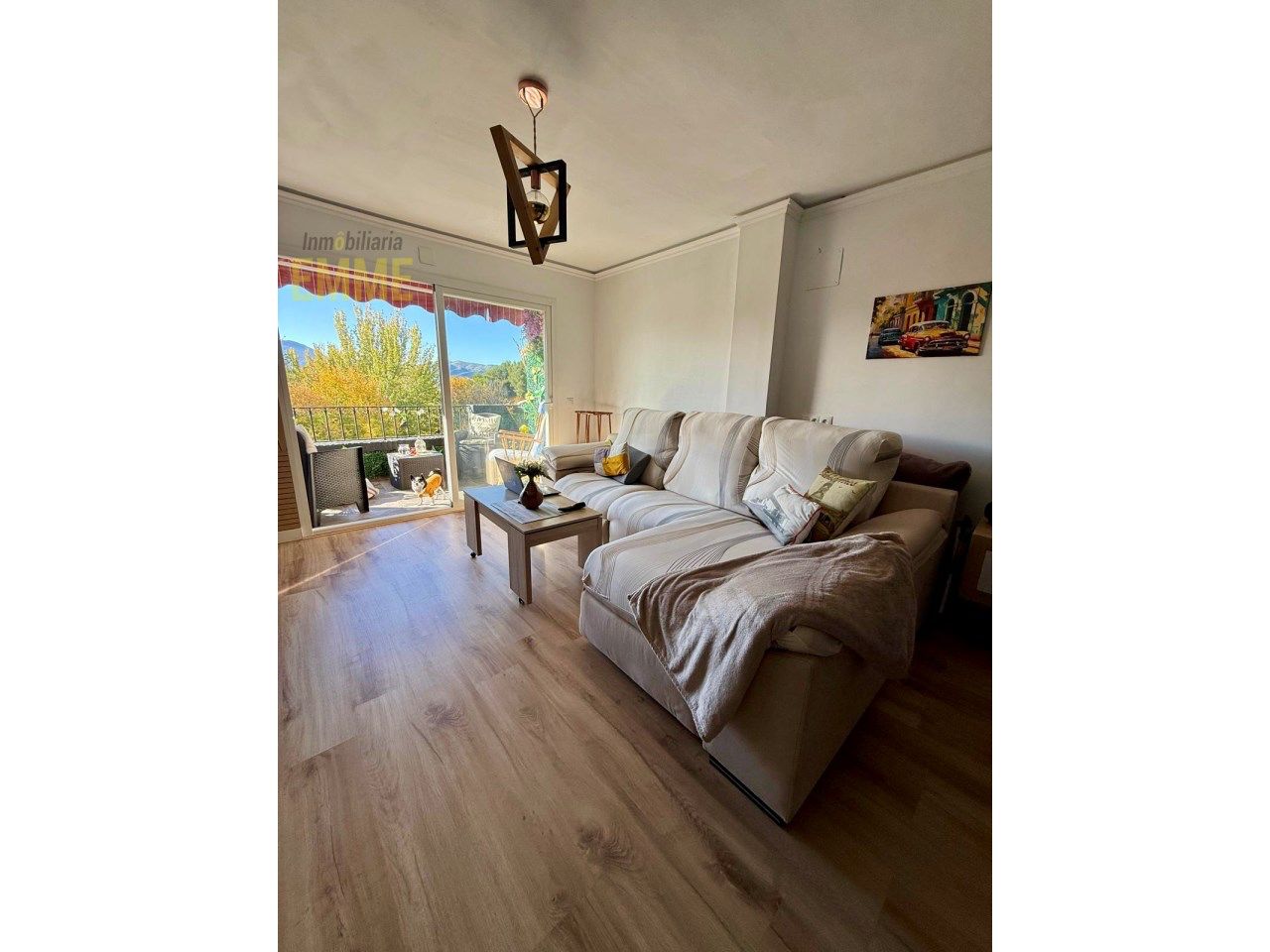 Sala d'estar de Pis en venda en Ronda amb Terrassa, Moblat i Forn