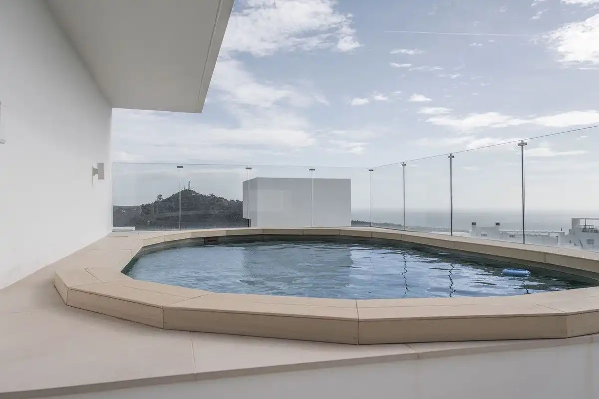 Piscina de Dúplex en venta en Marbella con Terraza y Piscina comunitaria