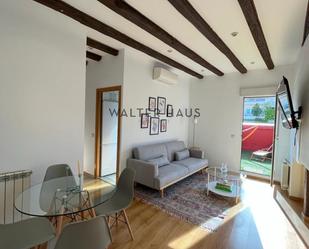 Living room of Attic to rent in  Madrid Capital  with Terrace, Oven and Washing machine