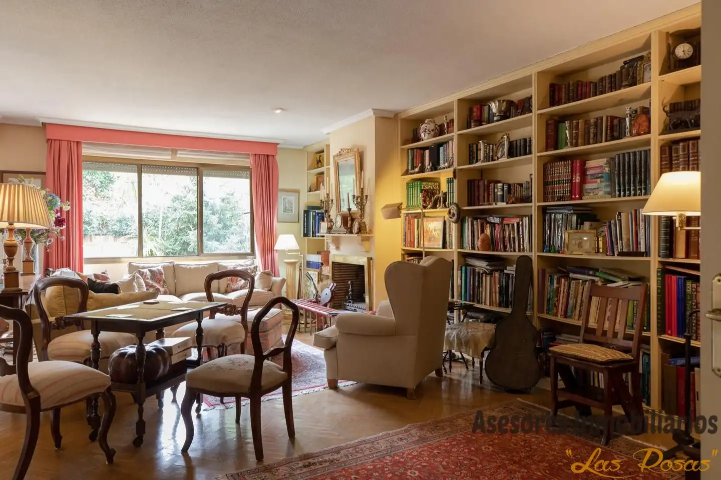 Wohnzimmer von Einfamilien-Reihenhaus zum Verkauf in Madrid mit Klimaanlage, Heizung und Privatgarten