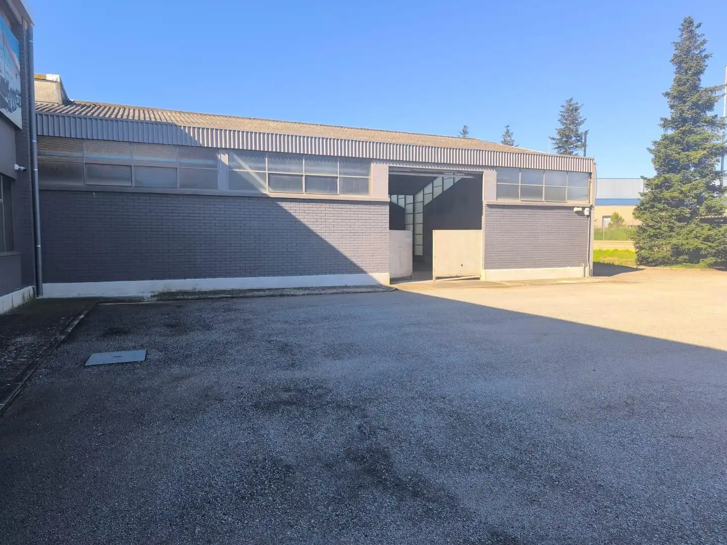 Außenansicht von Fabrikhallen zur Miete in Santpedor