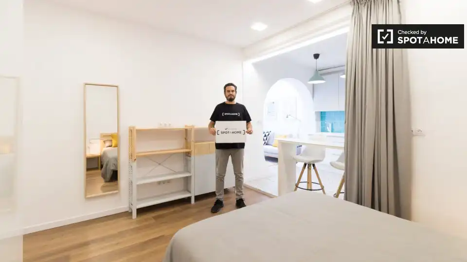 Dormitori de Estudi per a compartir en Barcelona amb Aire condicionat, Terrassa i Moblat