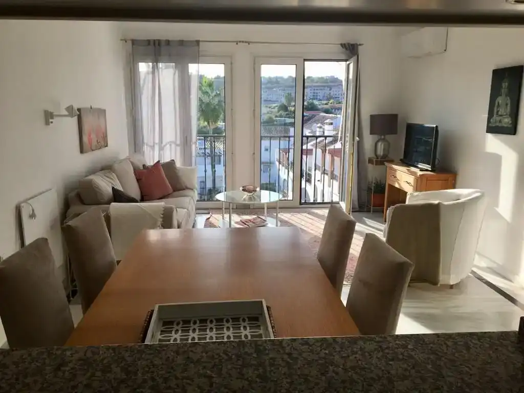 Sala d'estar de Àtic de lloguer en Mijas amb Aire condicionat, Piscina i Balcó